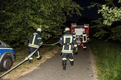 Rudersberg-Necklinsberg: Meterhohe Flammen - Feldscheune brennt lichterloh - Mehrere Feuerwehren im Loescheinsatz